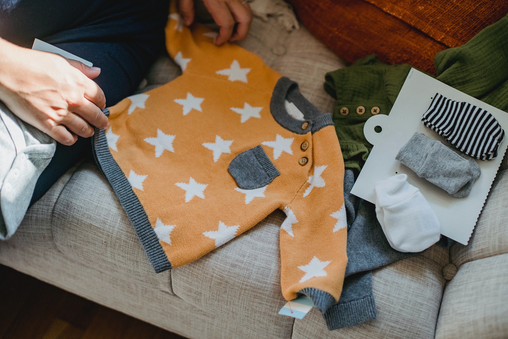 Imagem aproximada de roupas de bebé a serem dobradas