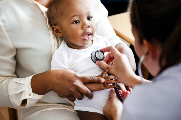 Um bebé e um médico