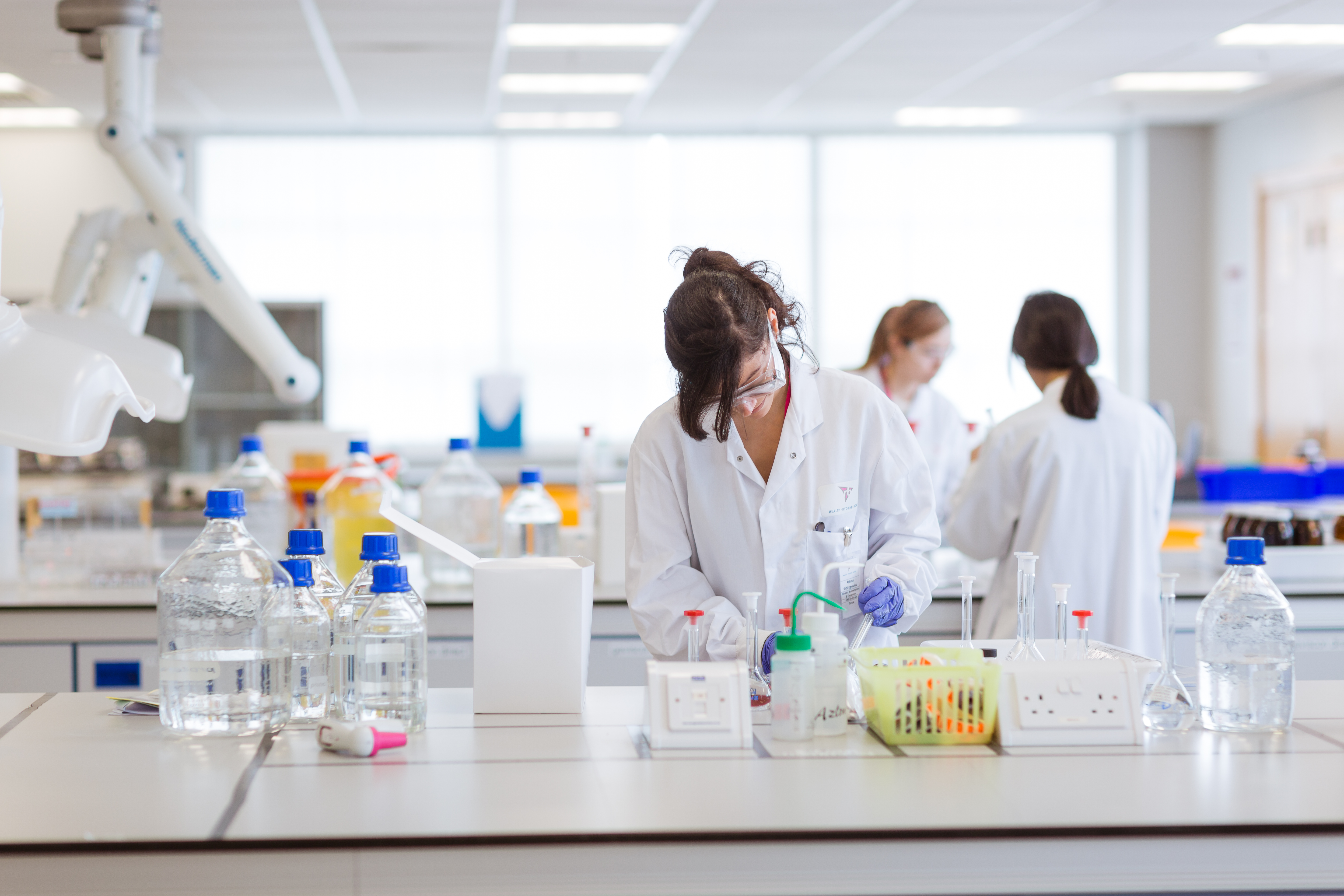 Laboratório RB com trabalhadores