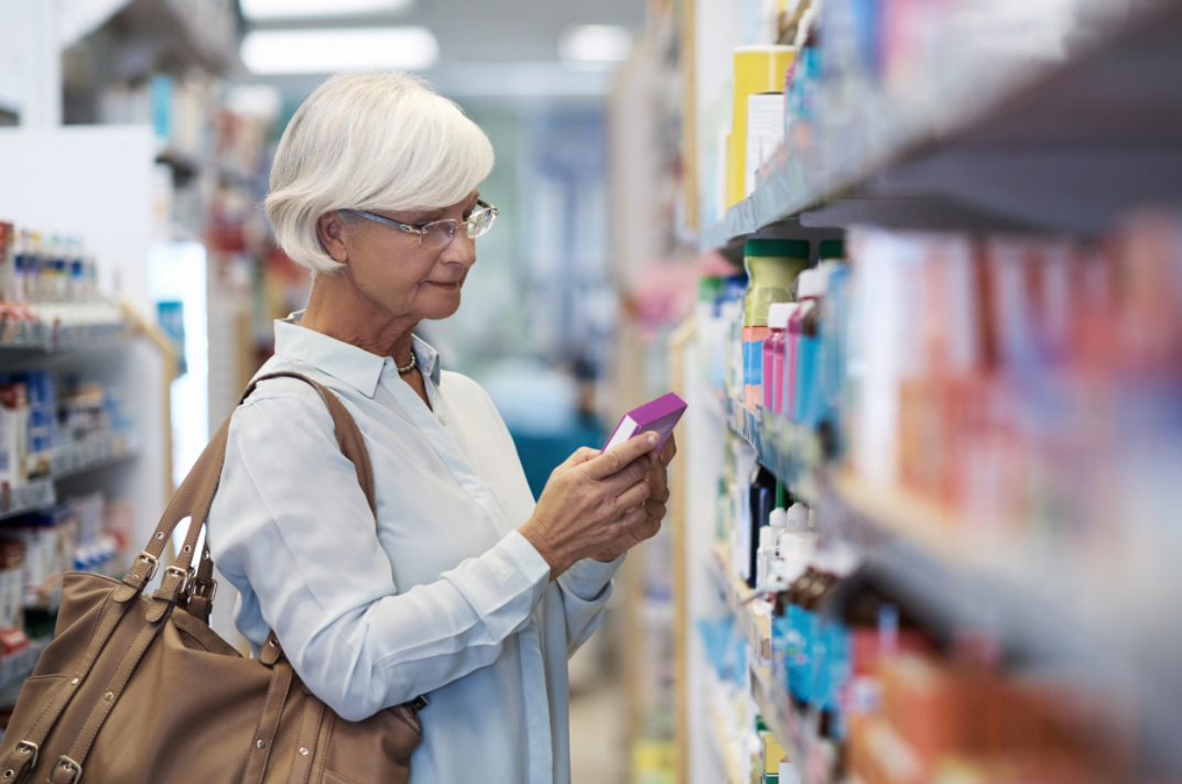 Uma mulher está a selecionar produtos