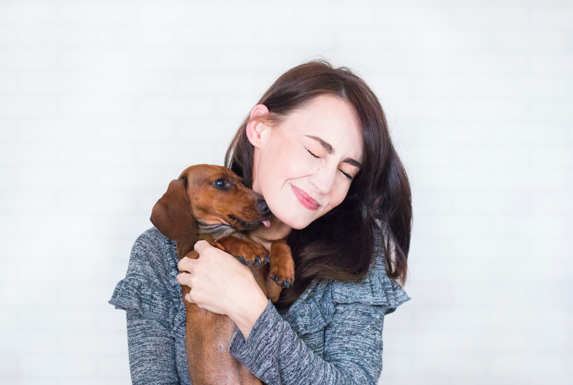 Senhora com um cão ao colo